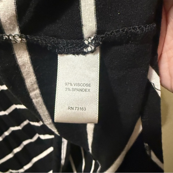 Women’s Medium Cable & Gauge Black White Striped Hi-Low Cap Sleeve Top - Picture 10 of 11